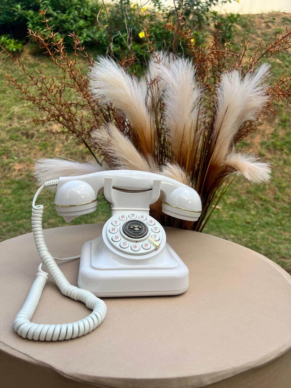 Telefone vintage branco GravaFone — audio guestbook para casamentos